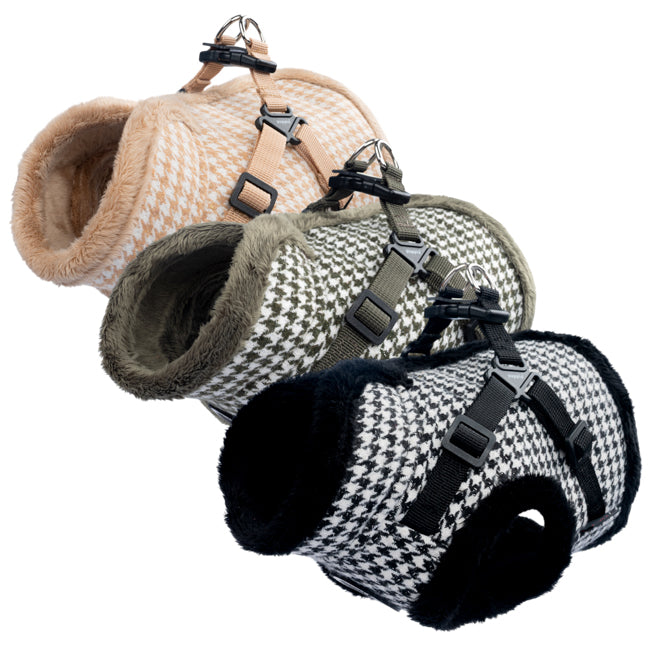Variedad de tres colores disponibles para el arnés chaqueta Chic Hound de Puppia para perros.