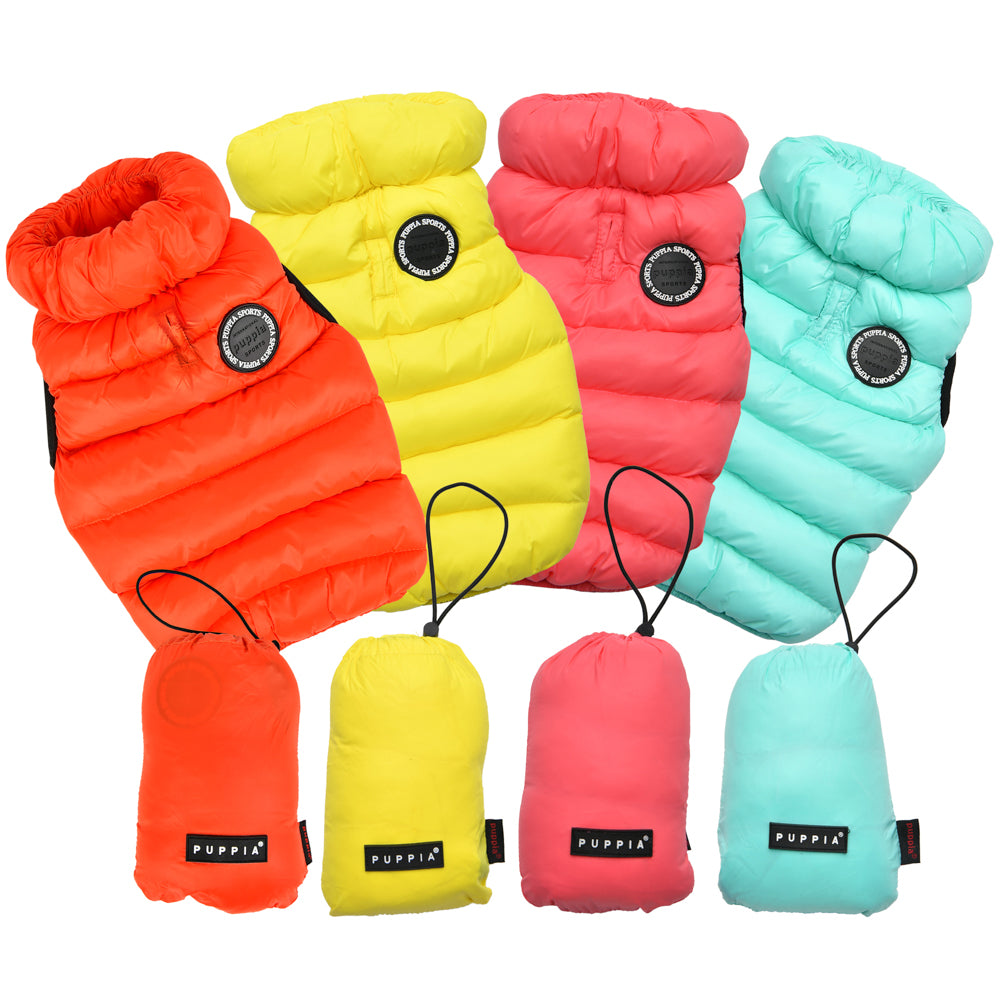 Vista de la bolsa compacta incluida con la Chaqueta Ultralight B Puppia, ideal para transportarla fácilmente y ahorrar espacio.