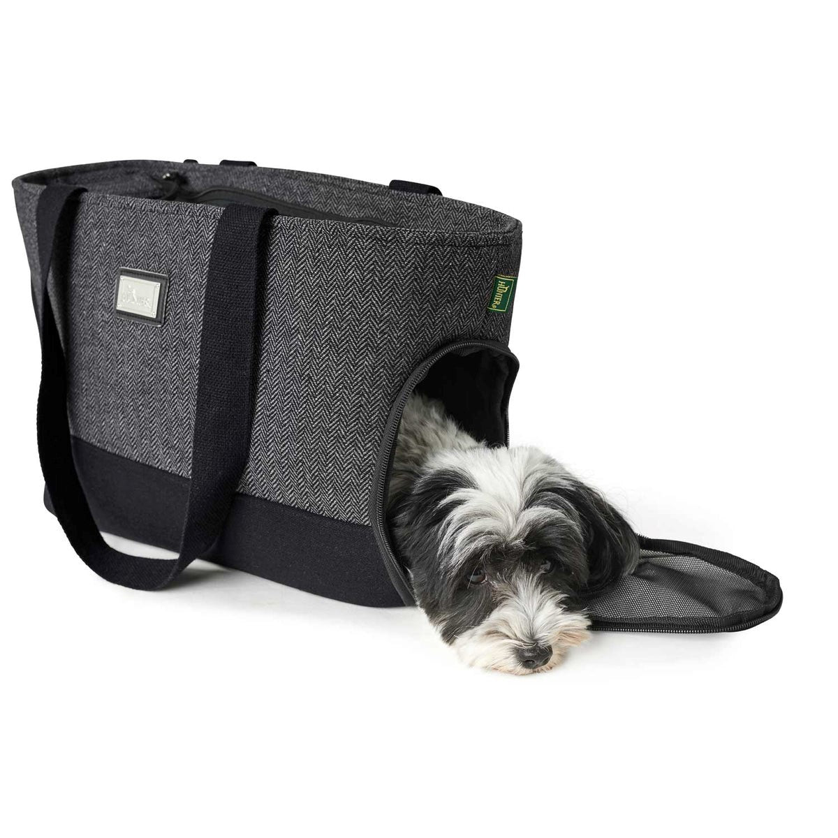 Bolsa Transportín Hunter en uso, llevando cómodamente a un perro pequeño dentro de un diseño elegante y funcional durante un paseo.