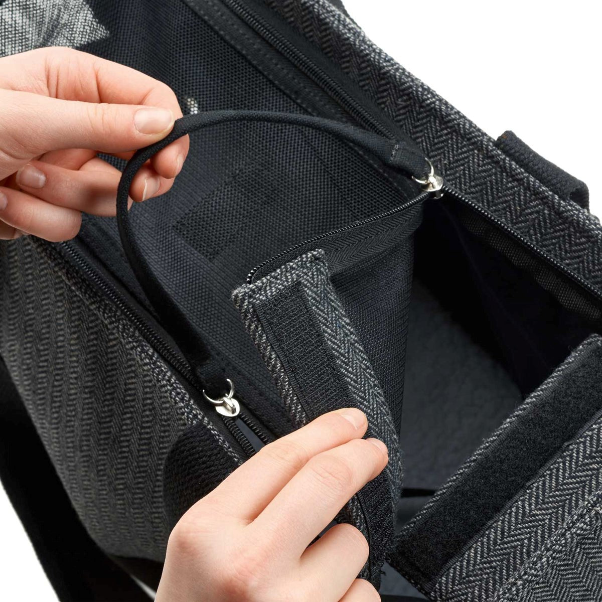 Capacidad de hasta 8kg de la Bolsa Transportín Hunter, adecuada para razas pequeñas o medianas como chihuahuas y pomeranias.