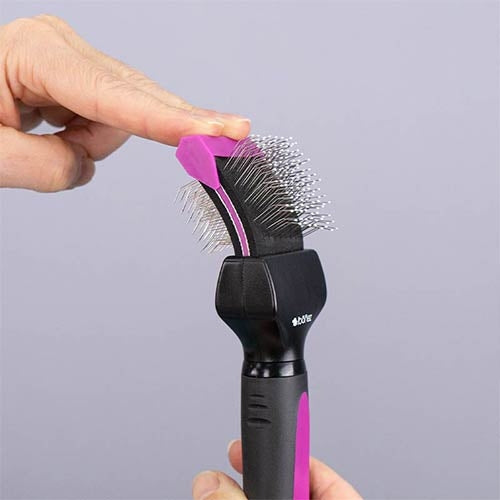 Carda flexible Ibañez, ideal para pelajes delicados, eliminando nudos y enredos sin dañar la piel ni el pelaje del perro.