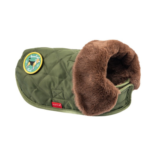 Chaqueta Highland de Puppia acolchada con forro polar, impermeable y diseño tipo capa, en color caqui con cuello marrón.