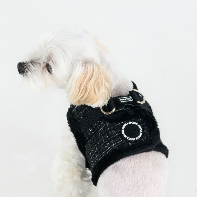 Chihuahua usando el arnés chaleco Oscar de Puppia con forro polar, perfecto para razas pequeñas en climas fríos.