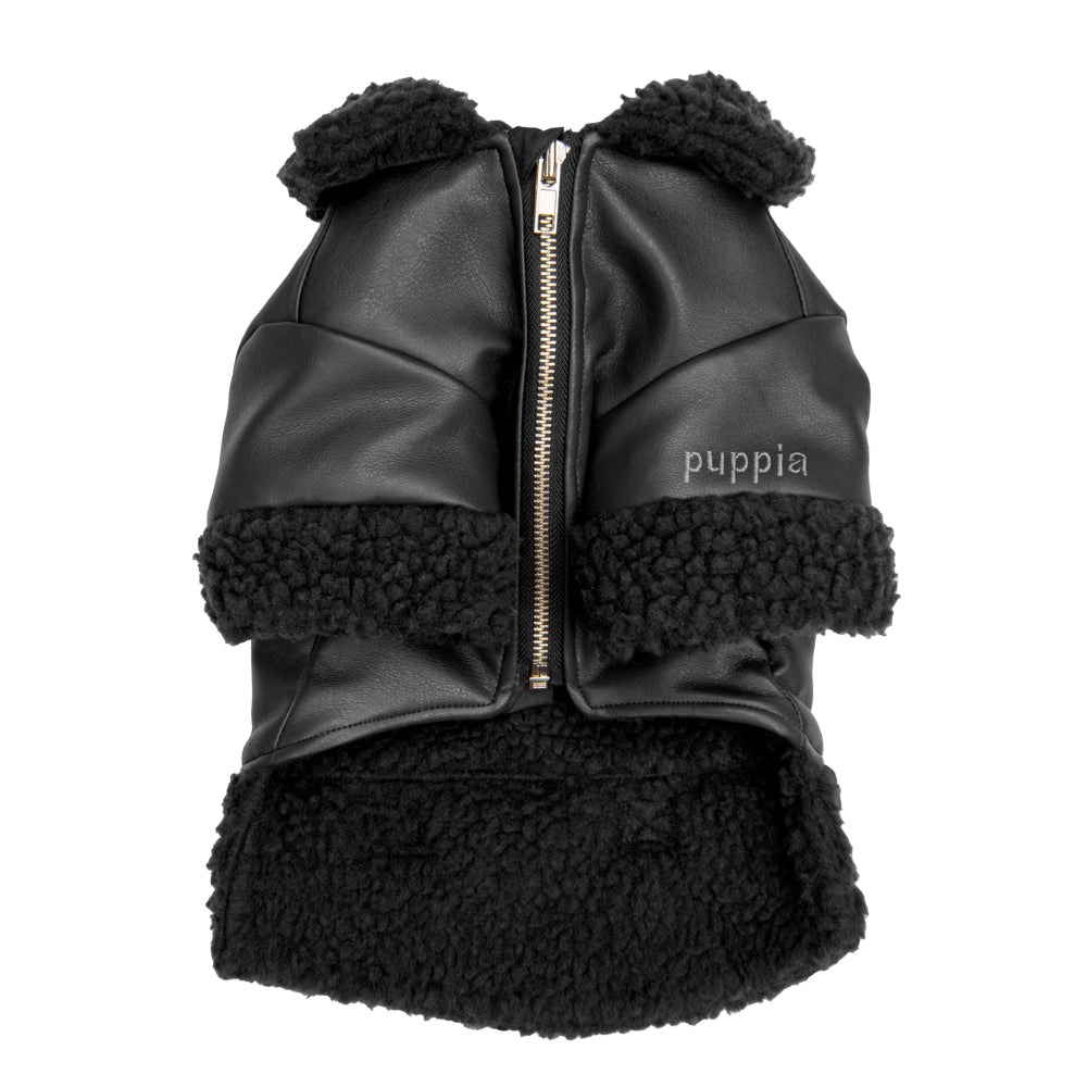 Vista del cierre con cremallera de la Chaqueta Soft Leather Puppia, que facilita el uso rápido y cómodo para perros activos y dueños ocupados.
