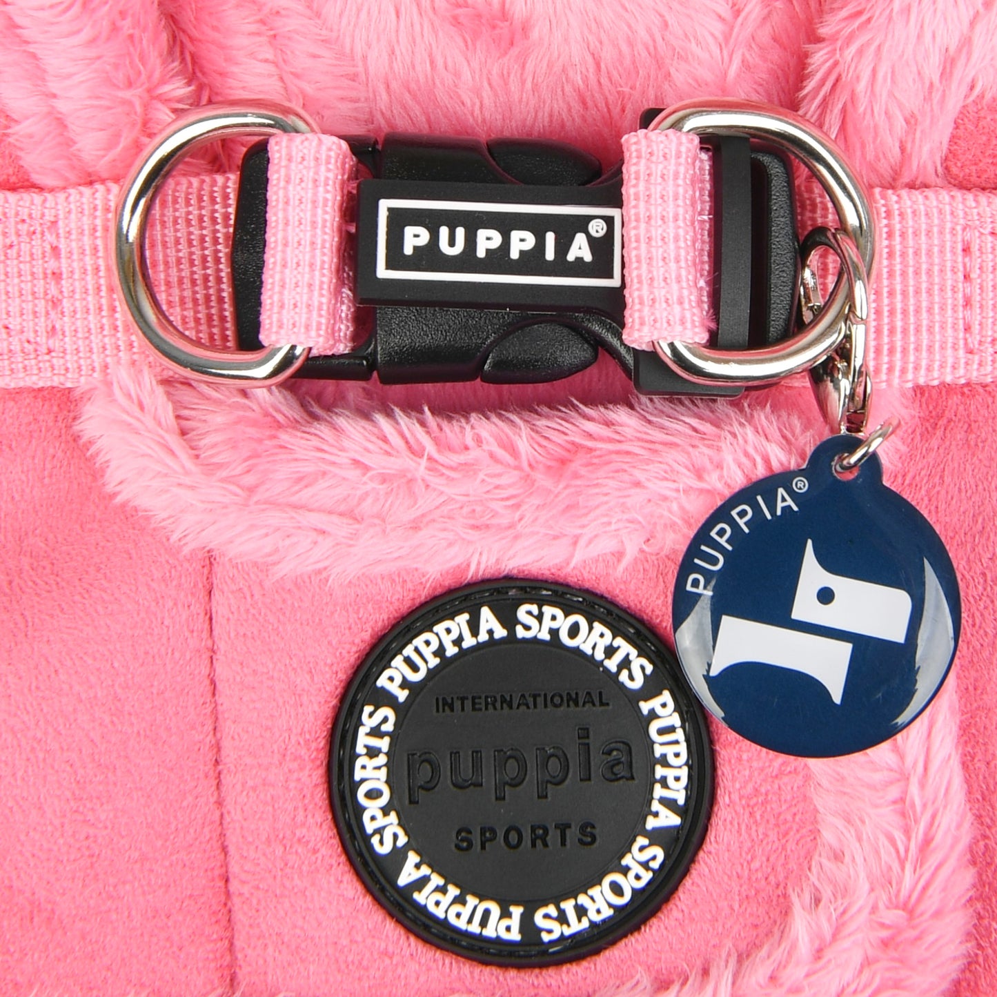 Detalle del sistema de cierre con velcro y hebilla del Arnés Chaleco Terry Puppia, que asegura un ajuste fácil y seguro para tu perro.