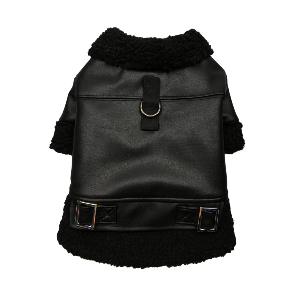 Detalle del orificio para el arnés en la Chaqueta Soft Leather Puppia, haciendo más cómodo y seguro cada paseo con tu mascota.