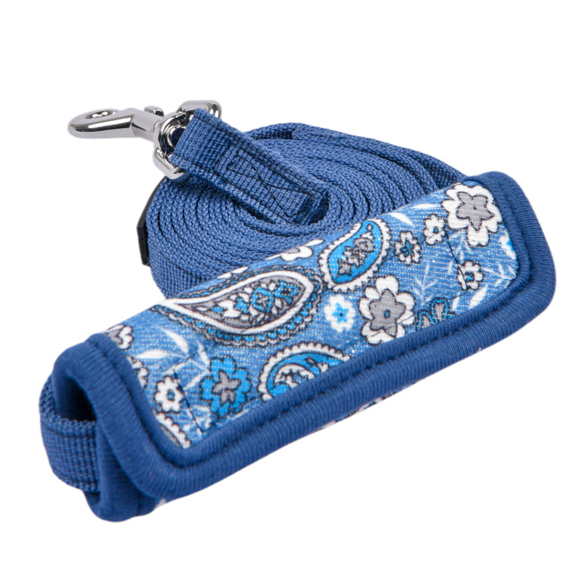 Correa Cynthia de Puppia combinada con el Arnés Cynthia, mostrando un conjunto estilizado y armonioso, ideal para paseos cómodos y seguros.