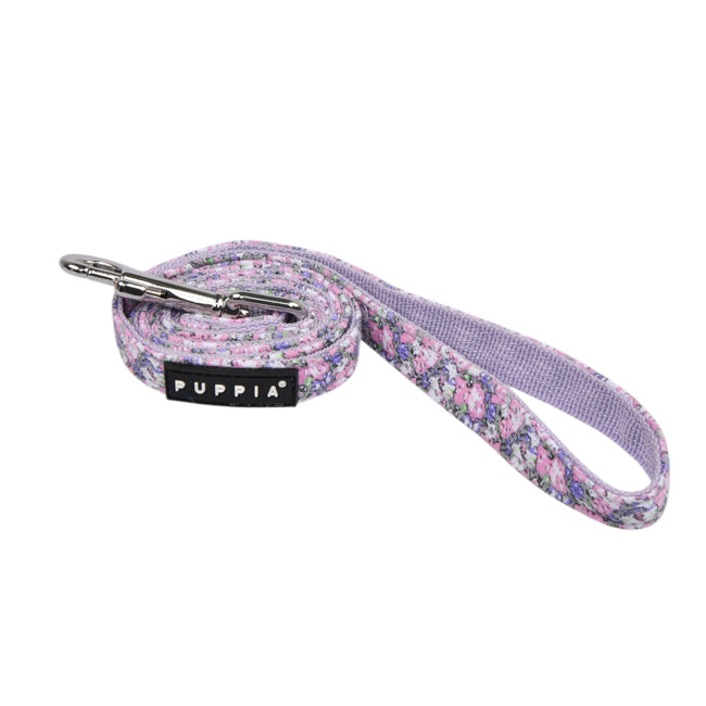 Correa Kealoha de Puppia combinada con el Arnés Kealoha, creando un conjunto moderno y tropical para perros.