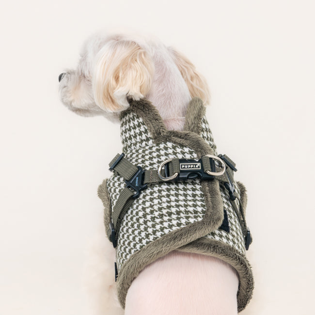 Sistema de doble cierre con hebilla ajustable y velcro seguro en el arnés chaqueta Chic Hound Puppia.