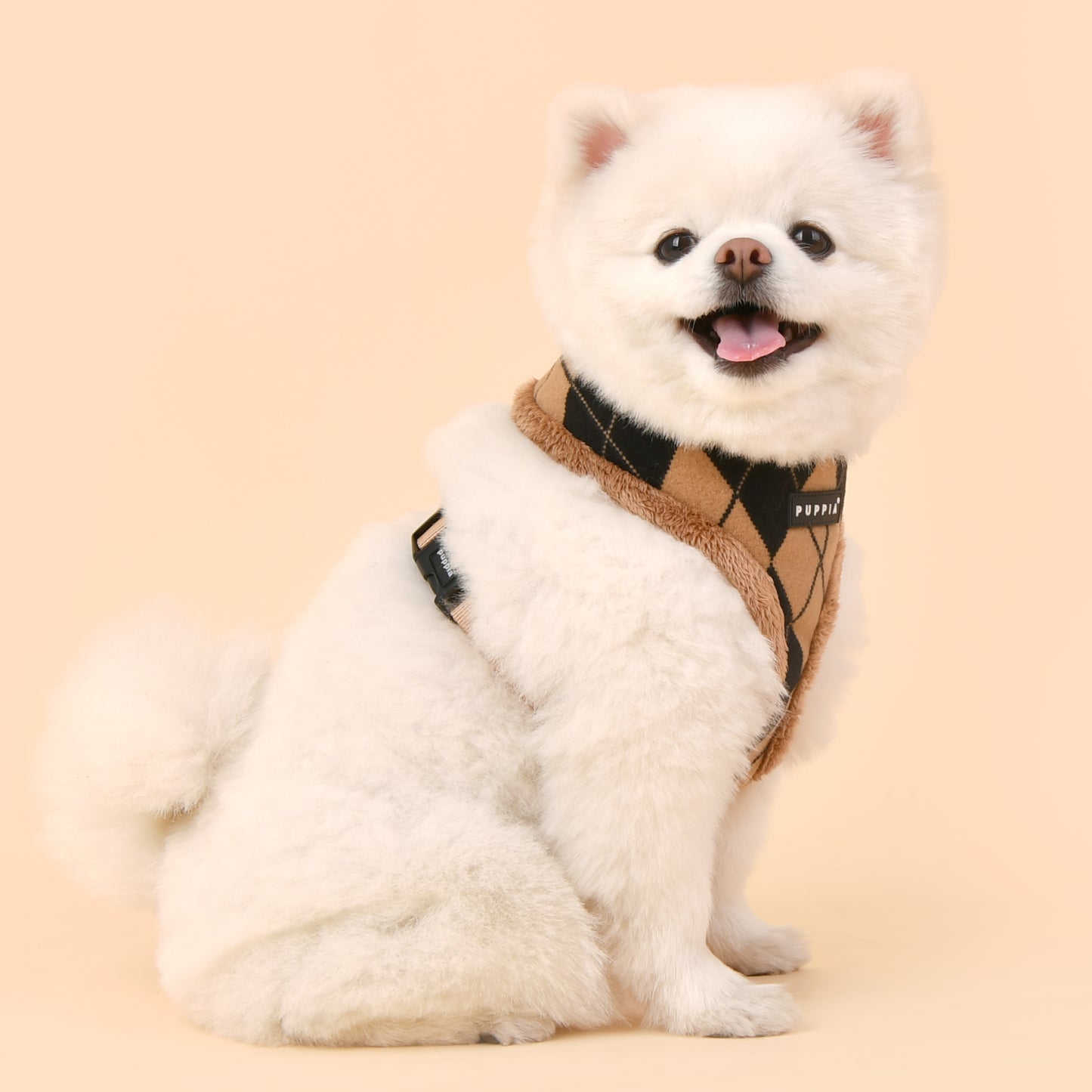 Arnés Jaden Puppia con diseño moderno y ajustable, perfecto para mantener a tu perro abrigado y estiloso durante los meses fríos.