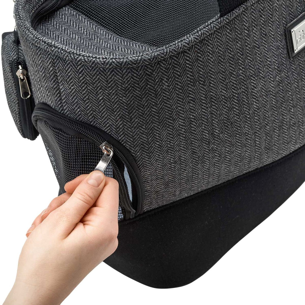 Estuche adicional para bolsas de excrementos integrado en la Bolsa Transportín Hunter, para mayor comodidad al pasear con tu perro.