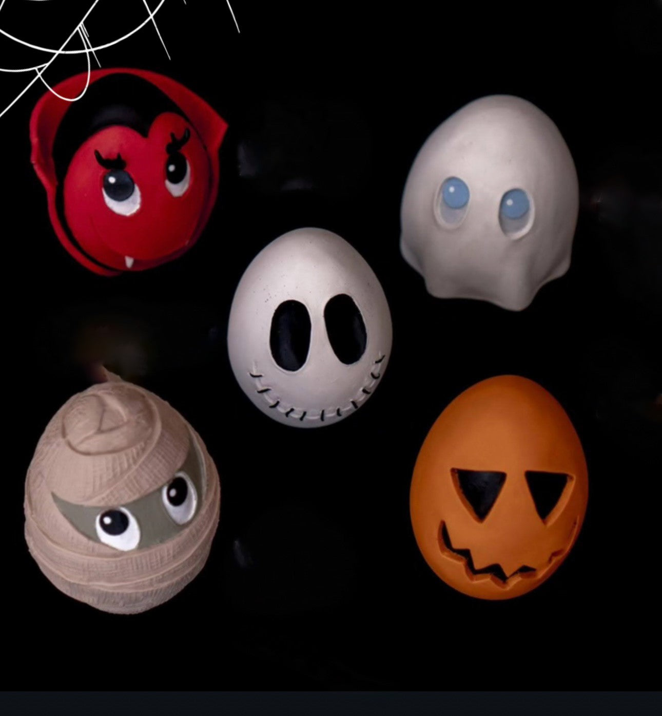 Huevito Halloween de látex natural para perros, juguete seguro, flexible y duradero, ideal para celebrar Halloween con tu mascota.