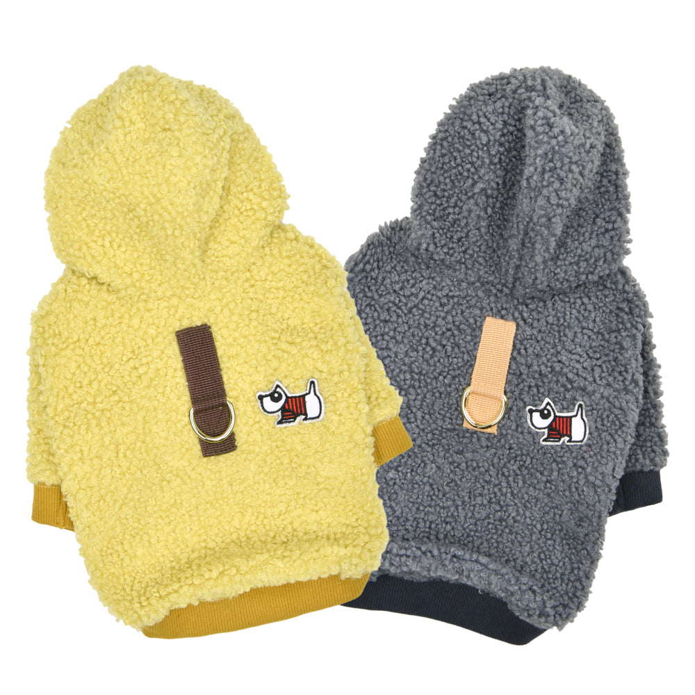 Jersey de polar cálido con capucha y arnés integrado para perros, diseñado para mantener a tu mascota abrigada y cómoda durante el invierno.