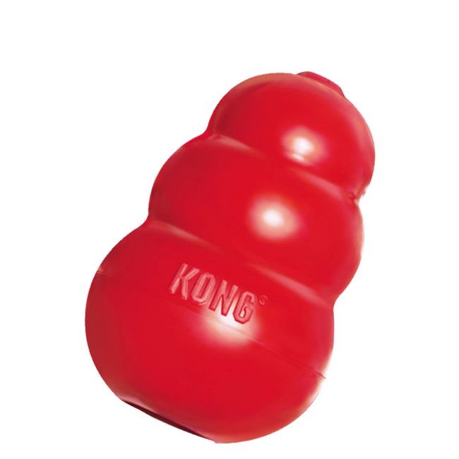 Juguete Kong rojo para perros, hecho de caucho natural y resistente, ideal para masticadores agresivos y juegos interactivos.