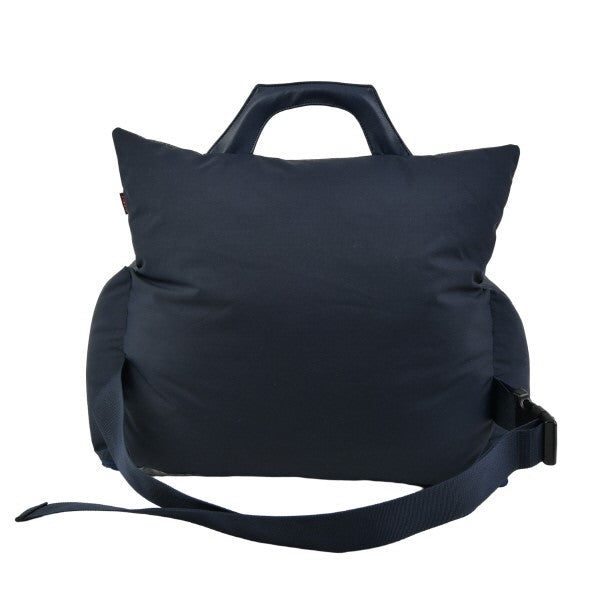 Close-up del tejido impermeable de la Silla Puppia, destacando su resistencia a líquidos y su facilidad de limpieza.