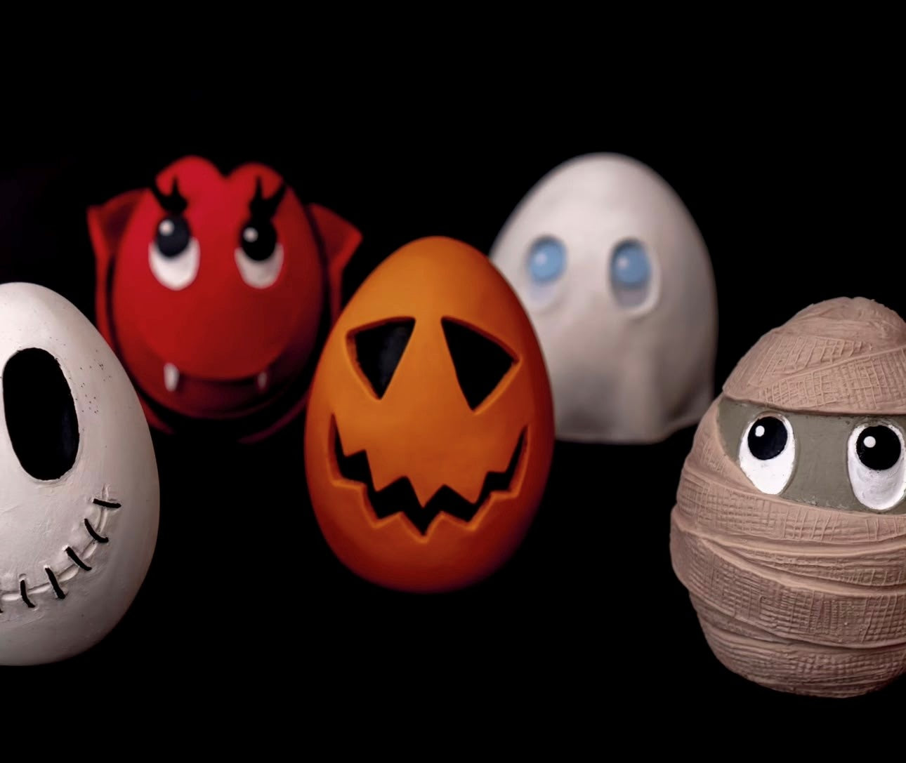 Huevito Halloween fabricado con látex malayo natural, material suave y flexible que ofrece resistencia y seguridad para perros