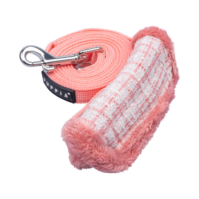 Primer plano del material resistente y de alta calidad de la correa Oscar Puppia para perros activos.