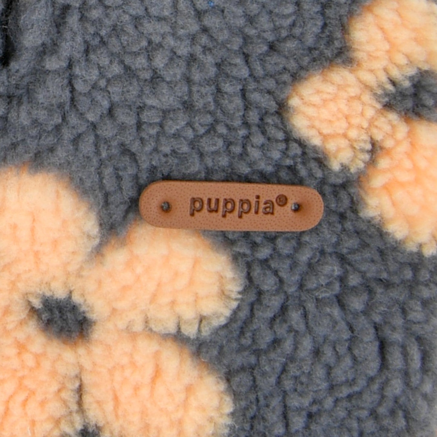 Material suave y cálido del Jersey Ren Puppia, ideal para mantener a tu perro abrigado durante los fríos paseos de invierno.