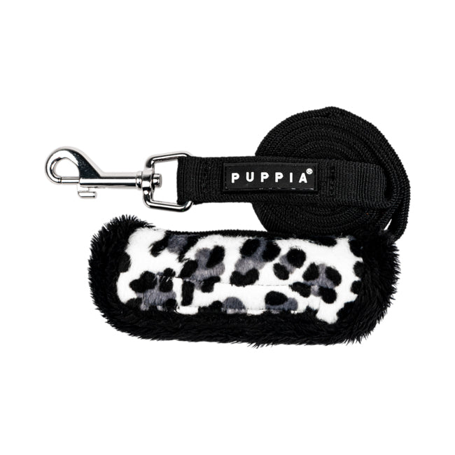 Detalle del mosquetón resistente y cierre seguro de la correa Wild Puppia con diseño animal print.