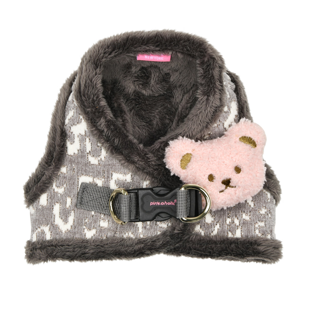 Detalle del diseño encantador del Arnés Chaleco Tailsy Pinkaholic, con un osito de peluche decorativo que añade un toque tierno y estiloso.