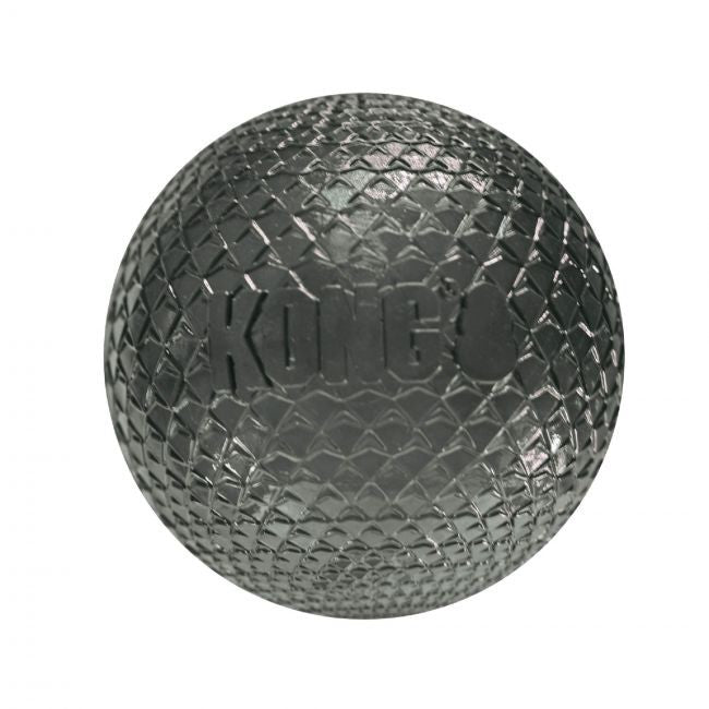 Pelota Duramax Kong M, juguete ultrarresistente con superficie texturizada para perros activos, ideal para juegos y cuidado dental.