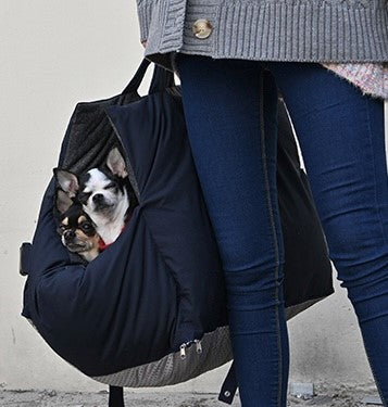 Perro disfrutando de un paseo cómodo en la Silla Puppia para Coche, diseñada para mantenerlo seguro y relajado durante el trayecto.