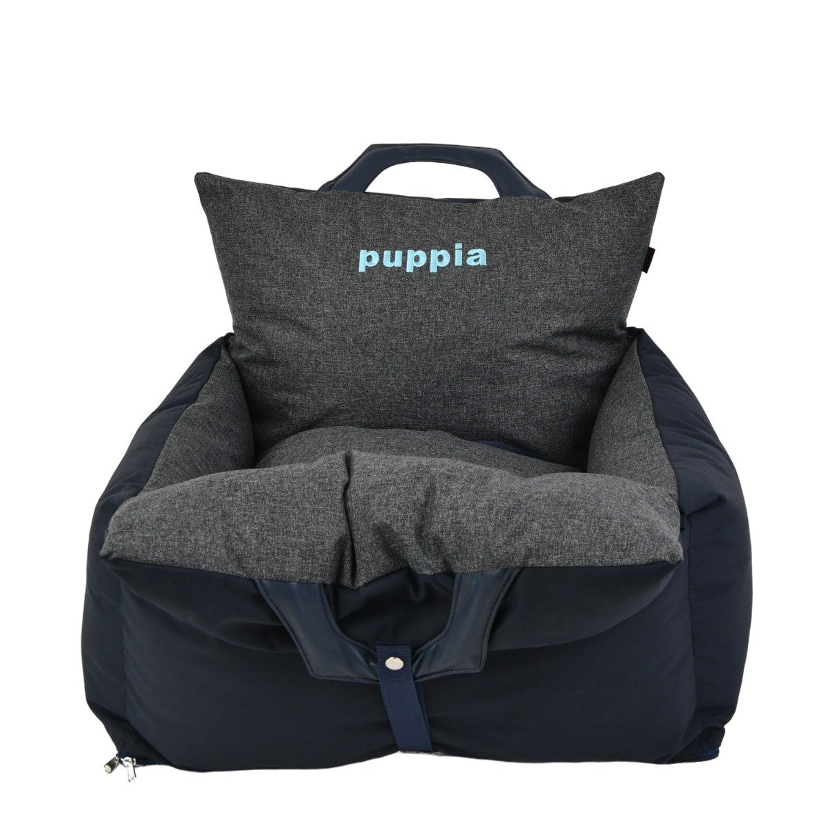 Silla para coche Puppia instalada en el asiento trasero, con dos cinturones de seguridad, ofreciendo comodidad y protección para tu mascota durante el viaje.