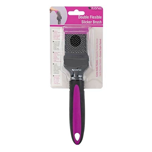 Mango ergonómico y antideslizante de la Carda Ibañez, proporcionando un agarre seguro para un cepillado efectivo, incluso con el pelaje mojado.