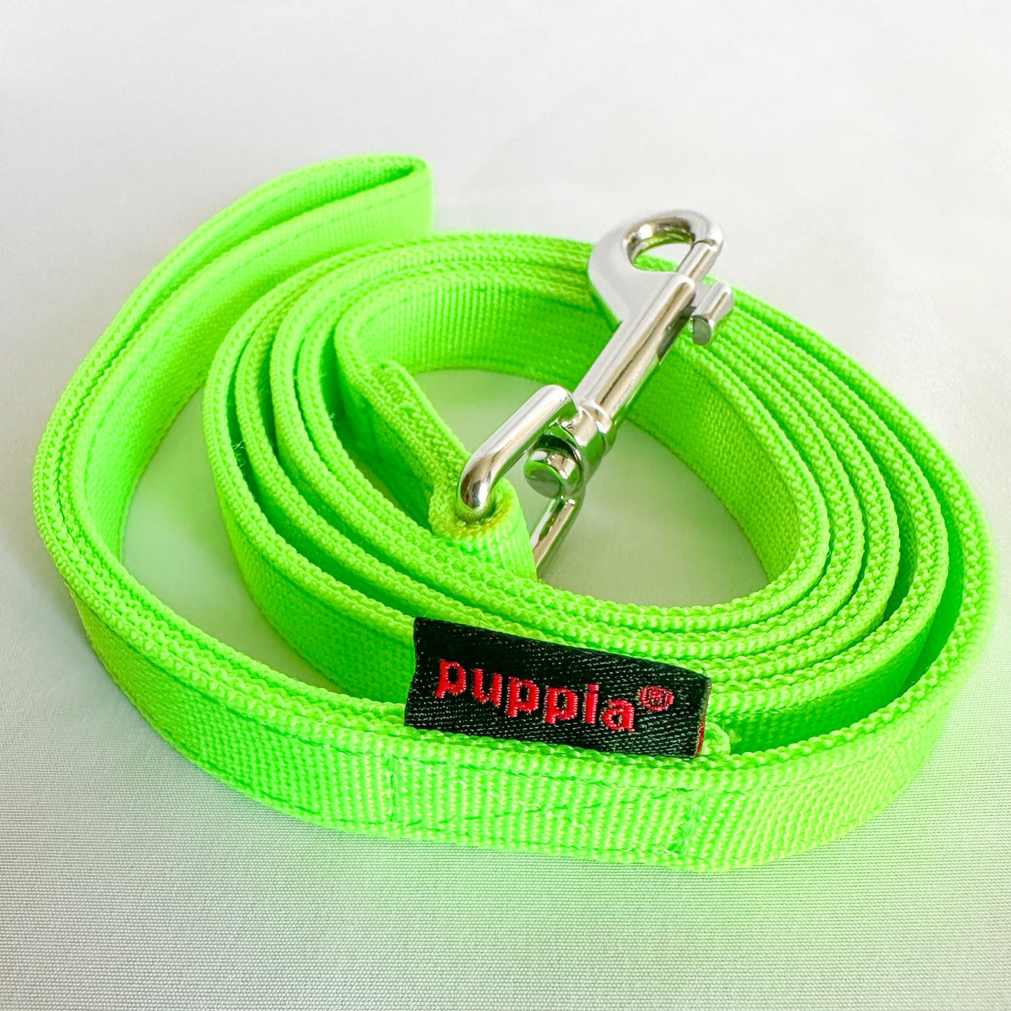 Correa luminosa Puppia Neón, el complemento perfecto para pasear a tu perro con estilo, seguridad y comodidad