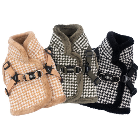 Arnés chaqueta Chic Hound Puppia con diseño elegante, cuello alto y forro polar, disponible en tres colores.