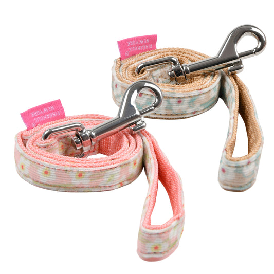 Correa Kalina Pinkaholic con diseño moderno y elegante, combinada perfectamente con el arnés Kalina Pinkaholic, ideal para paseos cómodos y a la moda.