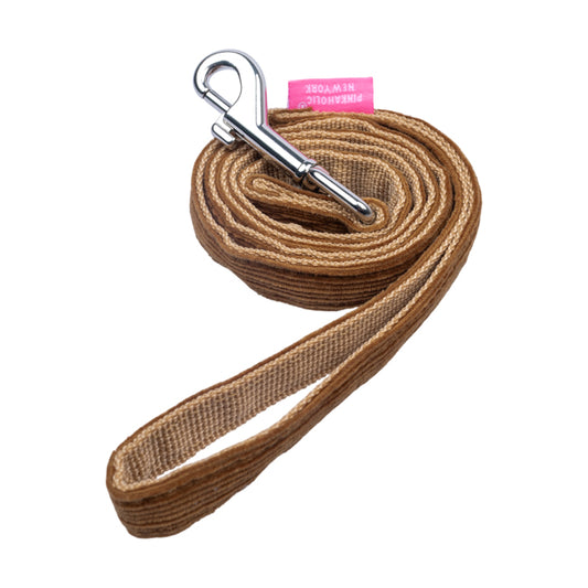 Primer plano del material de alta calidad y acabados de la correa Emmie de Pinkaholic, duradera y suave al tacto.
