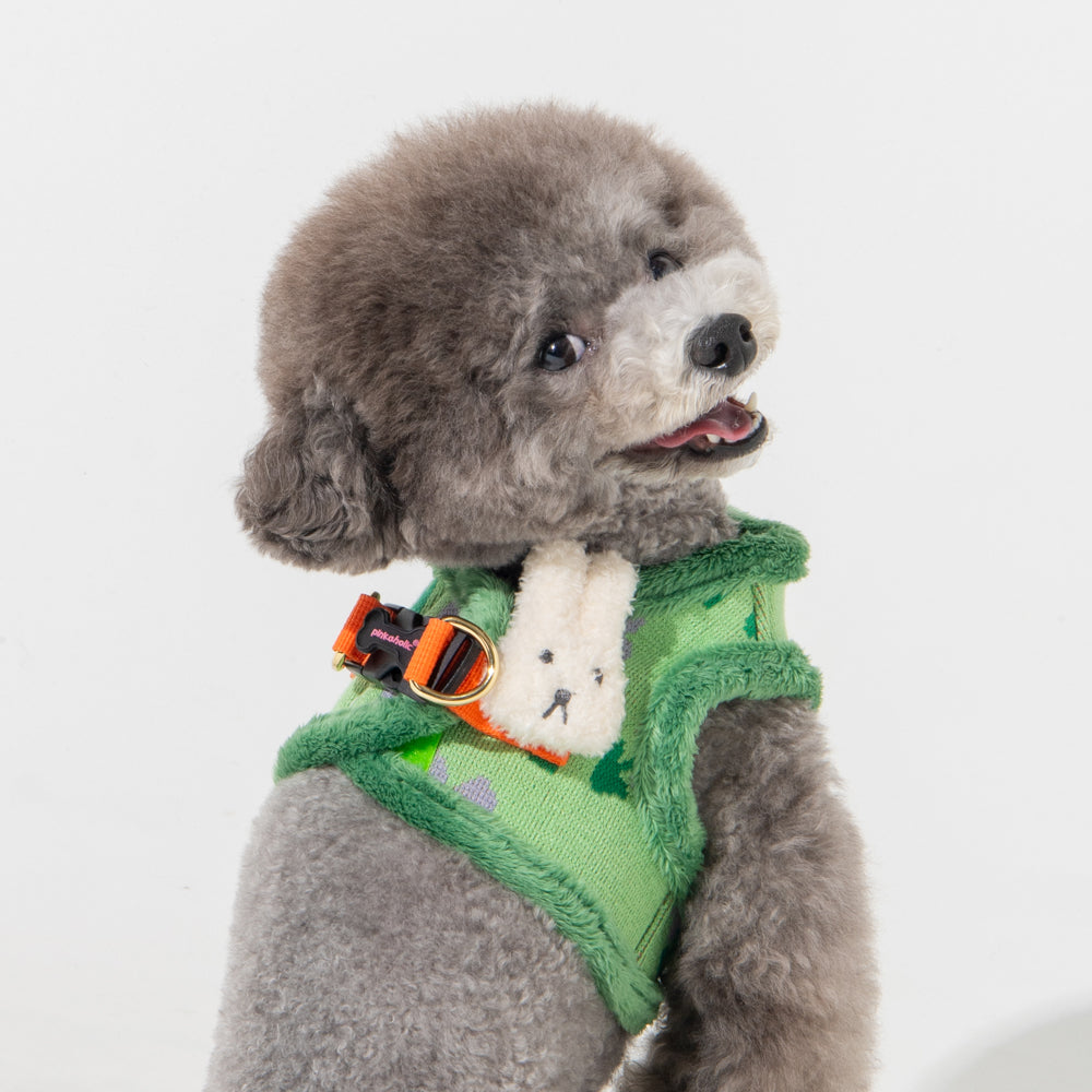 Perro feliz usando el Arnés Chaleco Puppia con forro polar suave y conejito de peluche, perfecto para paseos invernales con estilo.