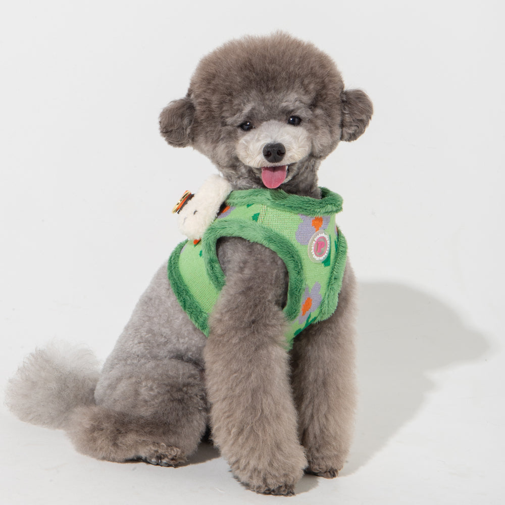  Perro pequeño paseando con el Arnés Chaleco Puppia, que cuenta con forro polar y un tierno conejito de peluche, ideal para mantenerlo cálido y con estilo en invierno.